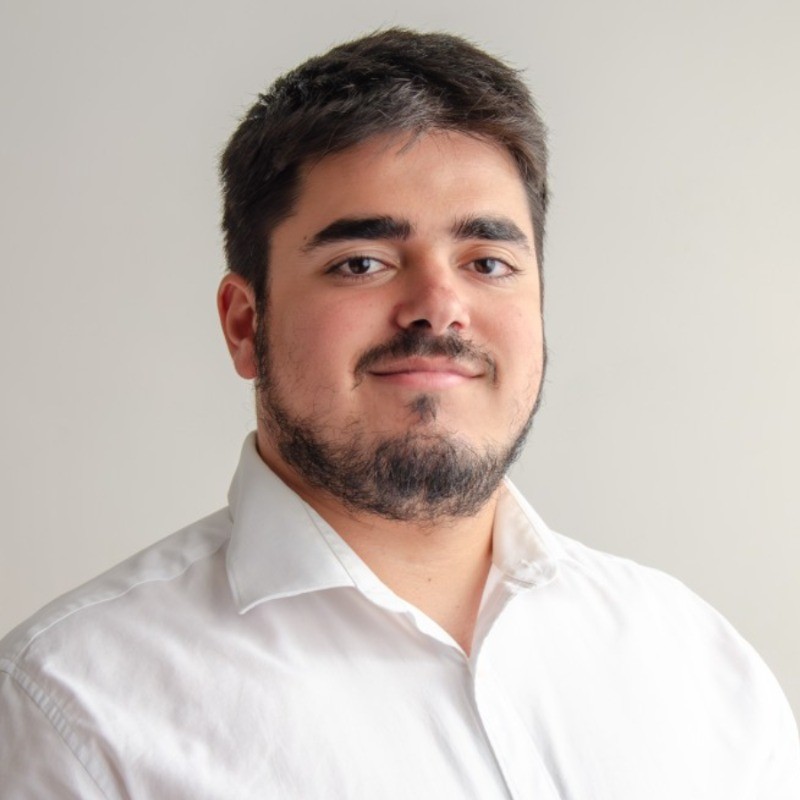 Néstor Lomba headshot